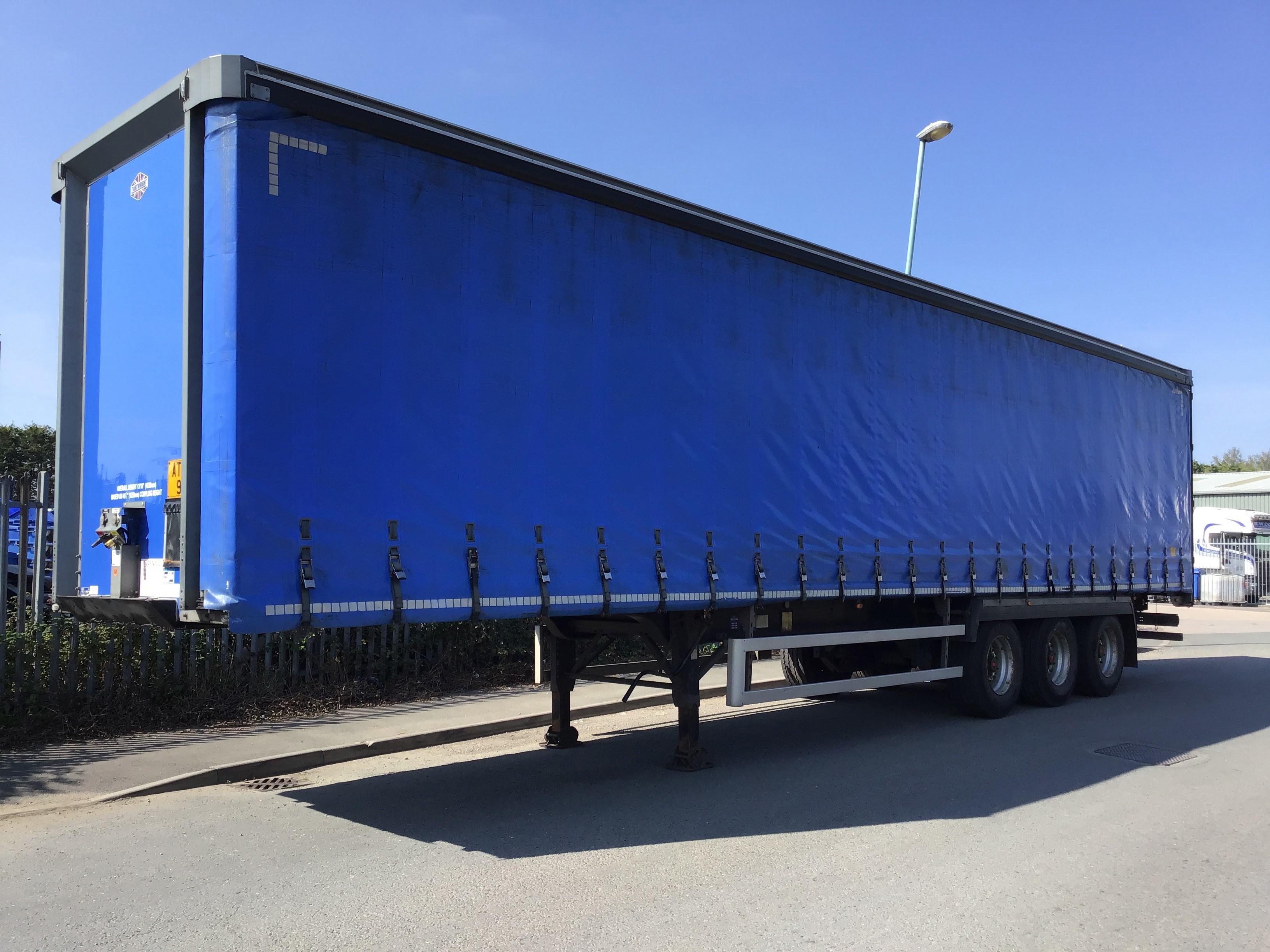 Tri-axle curtain trailer