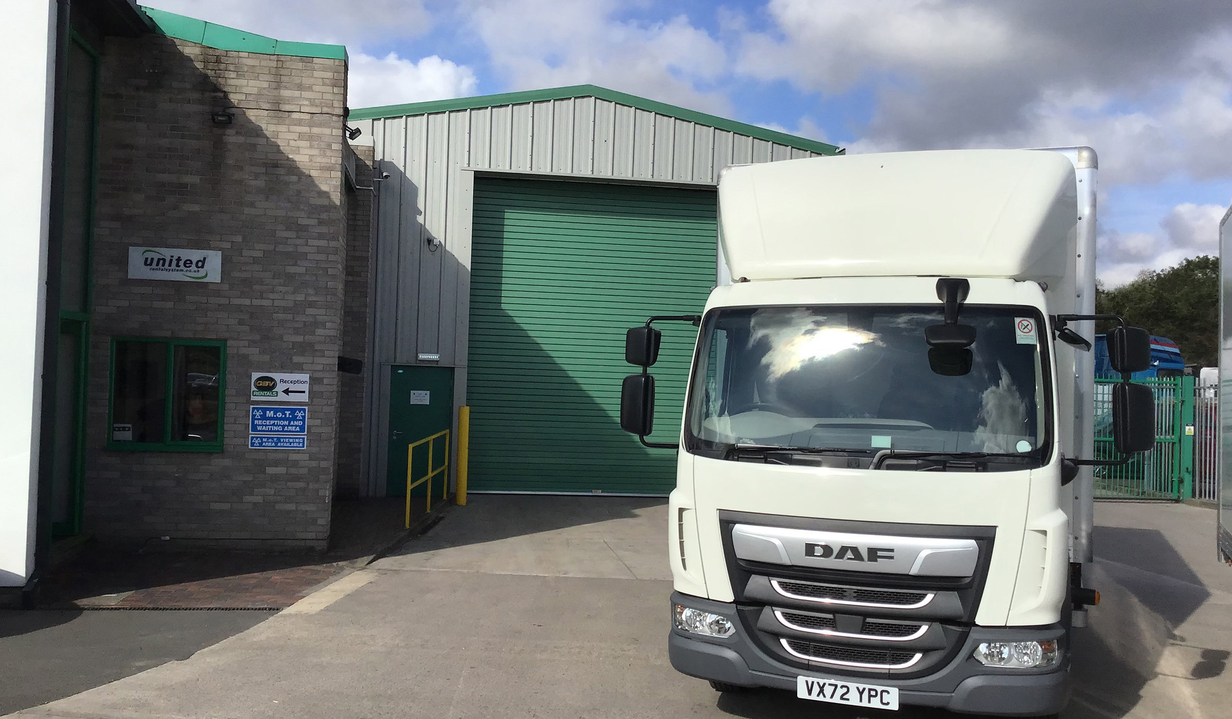 7.5T GVW day-cab 4x2 rigid box with column tail-lift